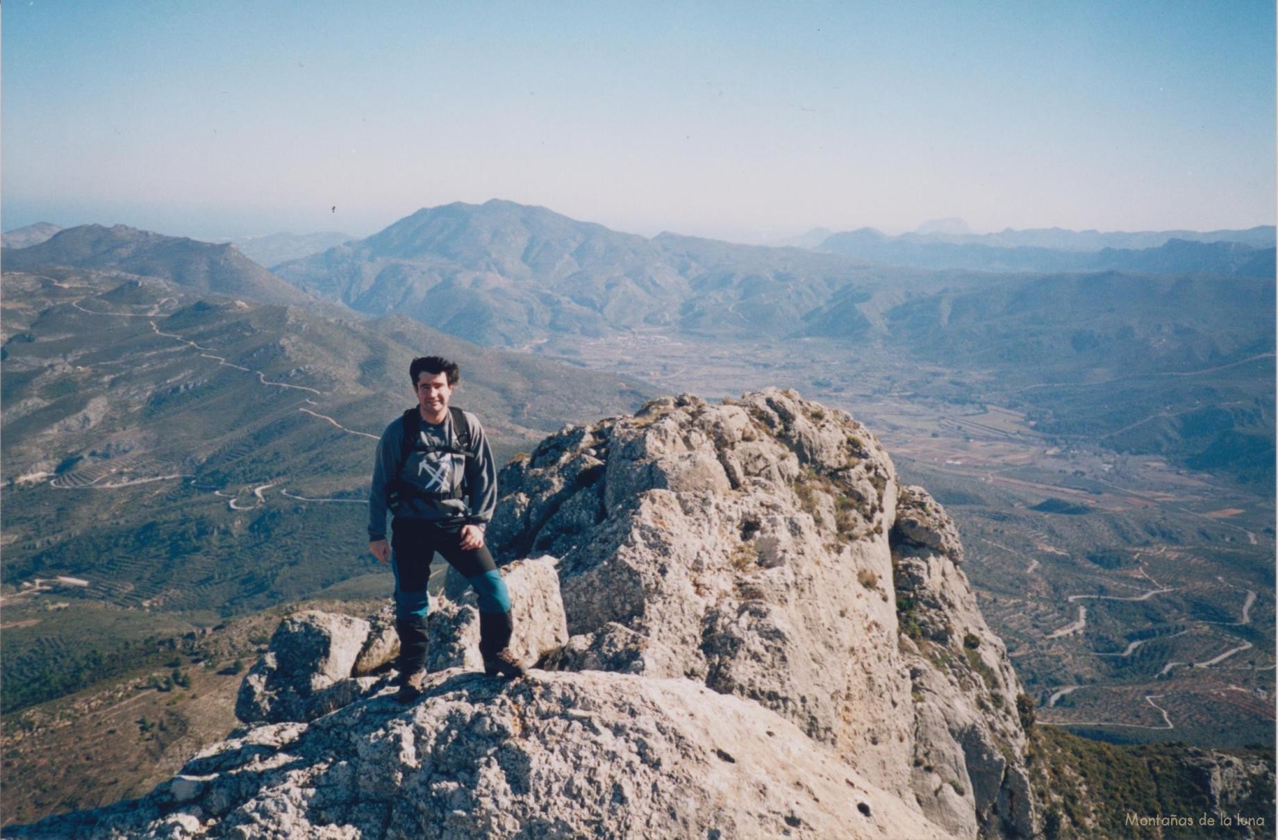 Joaquín en la cima del Benicadell, 1.104 mts. Detrás a la izquierda la Sierra d'Ador, en el centro izquierda La Safor, al fondo del todo El Montgó, entre éstas dos delante, la Vall de Perputxent